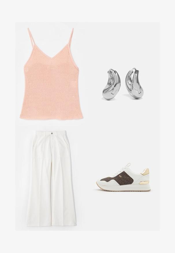 Peachfarvet strikket tanktop med tynde justerbare stropper, V-halsdesign, ribbet tekstur og lige kant.; Hvide brede bukser lavet af blødt stof, med frontlommer og en enkelt knaplukning, samt et rent, minimalistisk design.; Hvide sneakers med brunt mønstret stofpanel, guld hardwaredetaljer, rund tå, snørebåndsdesign og tekstureret gummisål.; Sølvøreringe med en buet, blank finish og et sømløst design. Har en hængsellukning for sikker bæring.
