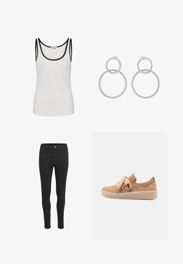 Hvid ærmeløs tanktop med sort kant ved hals og ærmegab, med et lille mærke med mærkenavnet på bagsiden.; Sorte skinny jeans med en glat stofstruktur, der har en frontknaplukning, fem lommer og et tætsiddende design.; Tanfarvede ruskindssneakers med rundet tå, udstyret med brede stropper, metalliske accenter og en gennemsigtig gummisål. Sidebesætning med leopardmønster.; Sølv metal øreringe med to sammenflettede cirkler, en større og en mindre, med børstet finish og push-back låse.
