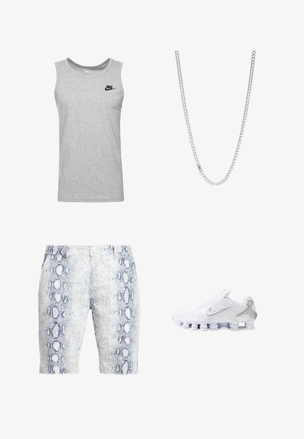 Grijze katoenen tanktop met een ronde halslijn, met een klein zwart Nike-logo op de linkerborst. Soepele textuur, mouwloos ontwerp.; Witte en blauwe slangenprint shorts met een gladde textuur, knoopsluiting en een slim fit ontwerp. Het patroon heeft langwerpige, ovale vormen.; Witte sportschoenen met een gestructureerd bovenwerk, een zilveren swoosh-logo, meshpanelen en een opvallende gesegmenteerde witte zool.; Zilveren ketting met in elkaar grijpende schakels, een gladde textuur en een uniforme rechthoekige vorm. Veilige sluiting.