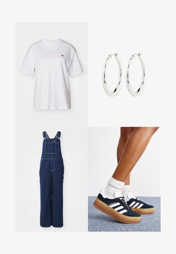 Hvid bomulds-t-shirt med en afslappet pasform, korte ærmer og et lille broderet logo på venstre brystområde.; Denim overalls i mørkeblå, med justerbare stropper, brystlomme, sidelommer og en løs, bred benpasform. Klassiske syninger.; Ben iført hvide sokker og sorte Adidas Gazelle sneakers med hvide striber og tykke brune såler på et gråt tæppe.; Sølvøreringe i form af hoops med en glat, blank finish. Cirkulær form, der har en sikker lås. Simpelt og elegant design.