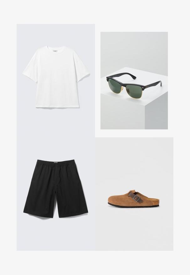 Weißes oversized T-Shirt mit kurzen Ärmeln und Rundhalsausschnitt mit eingesetzten Schultern, flach auf hellgrauem Hintergrund.; Schwarze locker sitzende Shorts mit elastischem Bund und Seitentaschen, auf hellgrauem Hintergrund dargestellt.; Braune Wildlederclogs mit einem verstellbaren braunen Lederriemen und einer silbernen Schnalle, ausgestattet mit einer geformten Korkfußbett und einer strukturierten Gummisohle.; Ray-Ban Sonnenbrillen mit grünen Gläsern, schwarzen Kunststoffrahmen und goldenen Akzenten an den Rändern. Quadratische Form mit matter Oberfläche.