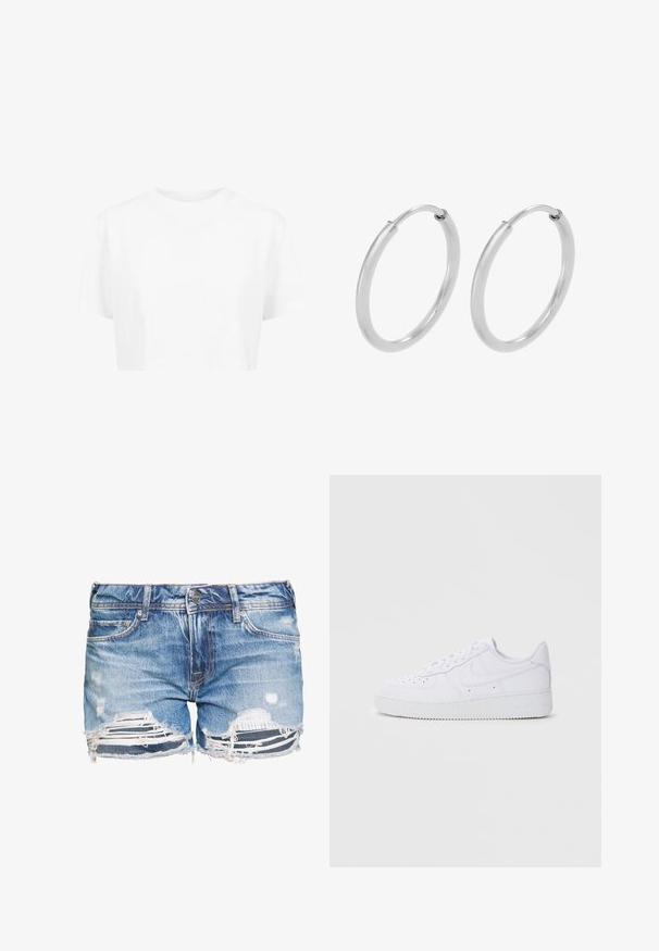 Witte cropped t-shirt, korte mouwen, ronde halslijn, gemaakt van gladde stof, zonder zichtbare patronen of opvallende hardware.; Lichtblauwe denim shorts met verontrustende scheuren, rafelige zoom en vijf-pocket ontwerp. Voorzien van zilveren knoop en riemlussen.; Witte Nike Air Force 1 sneakers met een leren bovenwerk, ronde neus, vetersluiting, gewatteerde kraag en textuurrubberzool.; Zilveren hoepeloorbellen, cirkelvormig, met een gladde glanzende textuur en een constante breedte. Minimalistisch ontwerp zonder extra accenten.