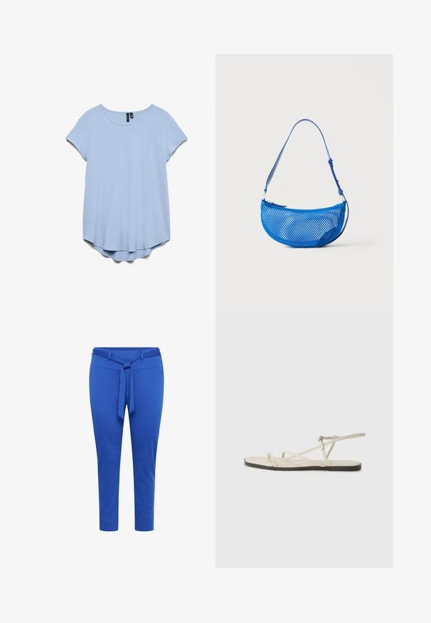 Blouse bleu clair à manches courtes avec encolure ronde et ourlet incurvé légèrement plus long à l'arrière, présentée sur un fond blanc.; Pantalons fuselés bleu en tissu extensible avec une taille ceinturée, présentant une texture lisse et une longueur mi-mollet.; Sandale plate beige avec plusieurs fines lanières et une boucle réglable. La semelle est plate avec un léger contraste sombre sur le bord.; Sac à bandoulière bleu en mesh avec sangle réglable et fermeture éclair, présenté sur un fond blanc uni.