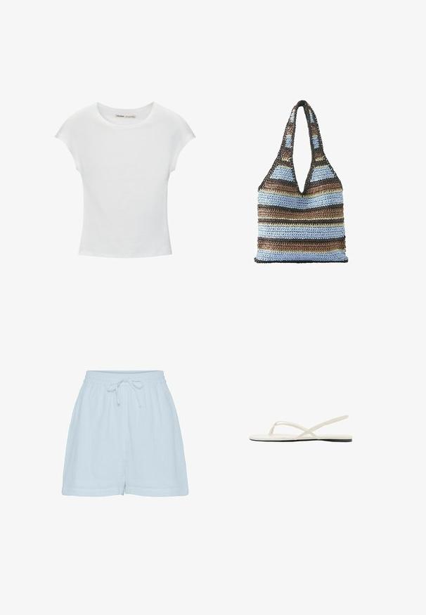 Witte katoenen T-shirt met korte, opgerolde mouwen, een ronde halslijn en een rechte zoom. Gladde textuur zonder zichtbare patronen of accenten.; Lichtblauwe katoenen shorts met een relaxte pasvorm, elastische tailleband en verstelbaar trekkoord. Beschikt over een zachte, gestructureerde stof en zijnaad.; Witte platte sandaal met dunne gekruiste bandjes en een hielriem, gezien van opzij op een witte achtergrond.; Gehaakte draagtas met brede schouderbanden in horizontale strepen van bruin, lichtblauw, donkerbruin en beige.