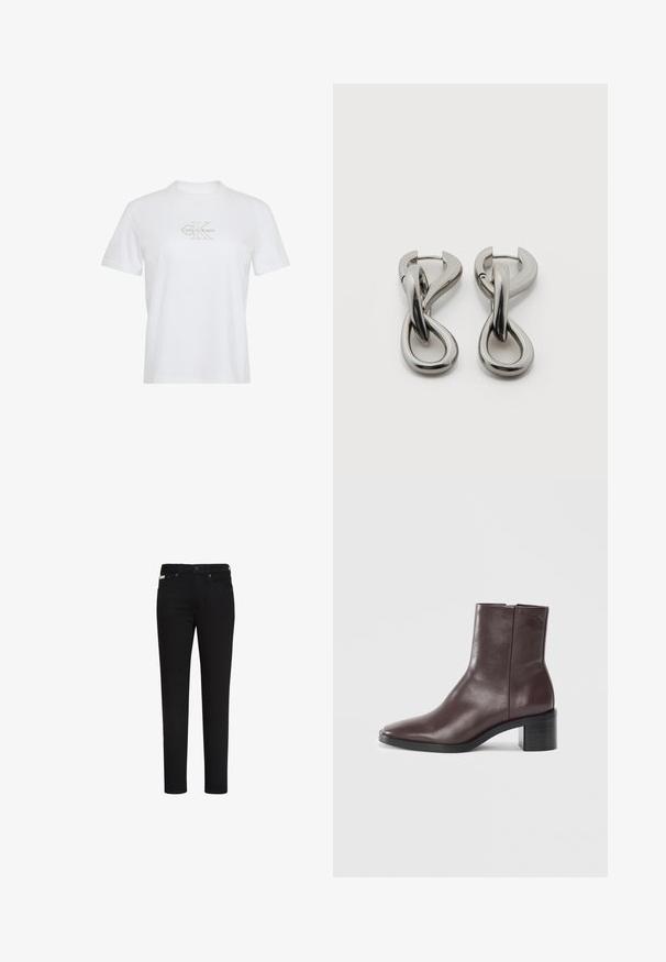 Valkoinen puuvillainen t-paita, jossa lyhyet hihat, pyöreä pääntie ja edessä kullanvärinen painettu Calvin Klein -logo.; Mustat slim-fit-farkut, joissa edessä nappi ja vetoketju, joissa edessä ja takana taskut sekä pieni merkki oikeassa etutaskussa.; Tummanruskea nahkainen nilkkuri, jossa on neliön muotoinen kärki, paksu korko ja hienovaraisesti kohokuvioitu logo ylhäällä, valkoista taustaa vasten.; Pari hopeanvärisiä metallikorvakoruja, joissa on abstrakti toisiinsa kietoutuva lenkkimuoto valkoisella taustalla.