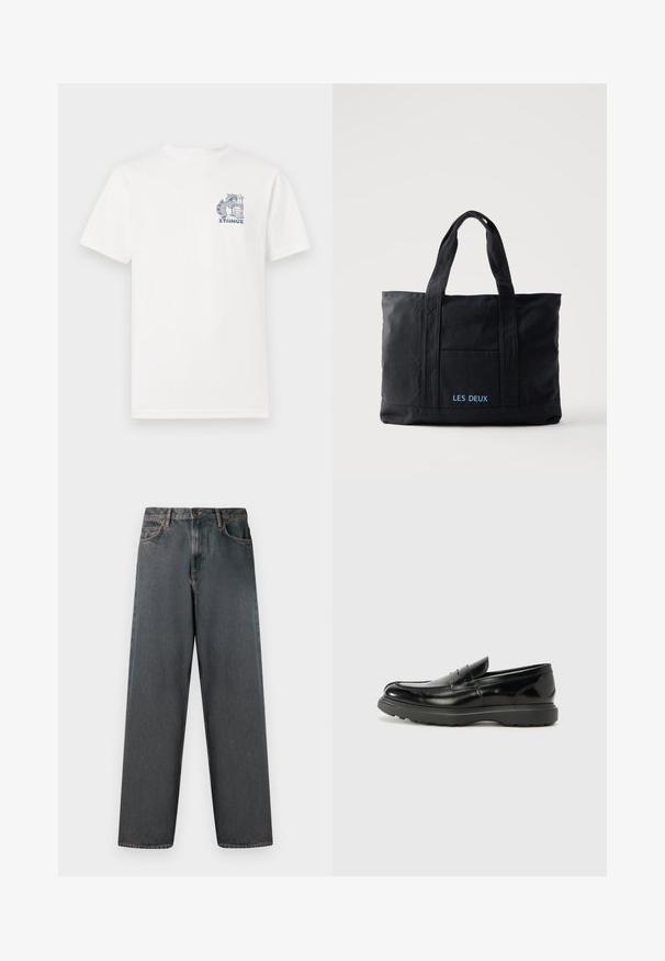 Hvid t-shirt med korte ærmer lavet af bomuld, med et blåt grafisk motiv på brystet af en vaskebjørn ved siden af en skraldespand og teksten "STANCE."; Mørkegrå denimjeans med lige ben, fem lommer og en knap- og lynlås-lukning. Stofmet har diskret falming og syninger.; Sort læderloafer med en blank finish, rund tå, subtile syninger og en tyk gummisål for holdbarhed.; Sort lærredstaske med to håndtag, forlomma og "LES DEUX" broderet i blåt på forlommen.