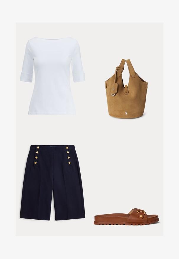 Weißes figurbetontes Damenoberteil mit Dreiviertelärmeln und einem breiten, abgerundeten Ausschnitt.; Marineblaue knielange Shorts mit breiten Beinen und dekorativen goldenen Knöpfen an den vorderen Taschen.; Braune Lederslidesandale mit dicker Sohle und goldener Schnalle am Riemen, im Profil vor weißem Hintergrund gezeigt.; Braune Wildleder-Tote-Bag mit doppelten Griffen, einem kleinen Etikett, Knopfverschluss und weißem Polo Ralph Lauren-Logo auf der Vorderseite.