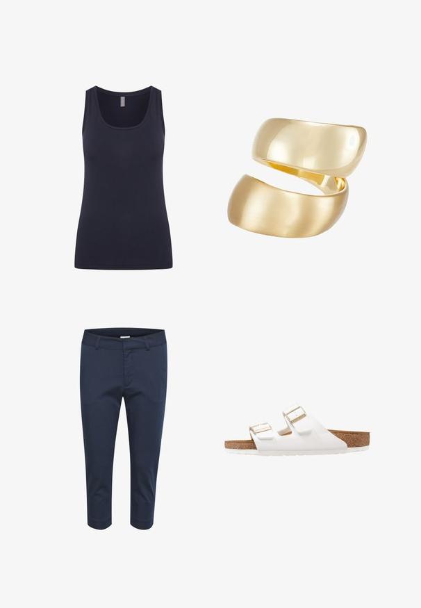 Marineblaue Tank-Top mit rundem Ausschnitt und breiten Tragriemen, aus glattem, dehnbarem Stoff gefertigt. Einfaches Design ohne Muster oder Verzierungen.; Marineblaue verkürzte Hose aus einem glatten Stoff, mit flachem Vorderteil, Gürtelschlaufen und Seitentaschen für ein elegantes Design.; Weiße Gummisandalen mit zwei verstellbaren Riemen, goldenen Schnallen und einem braunen Korkfußbett. Strukturiertes Profil für besseren Grip, minimalistisches Design.; Goldfarbener Ring mit zwei verflochtenen Bändern; das obere Band ist poliert und spiegelnd, während das untere eine matte Oberfläche hat.