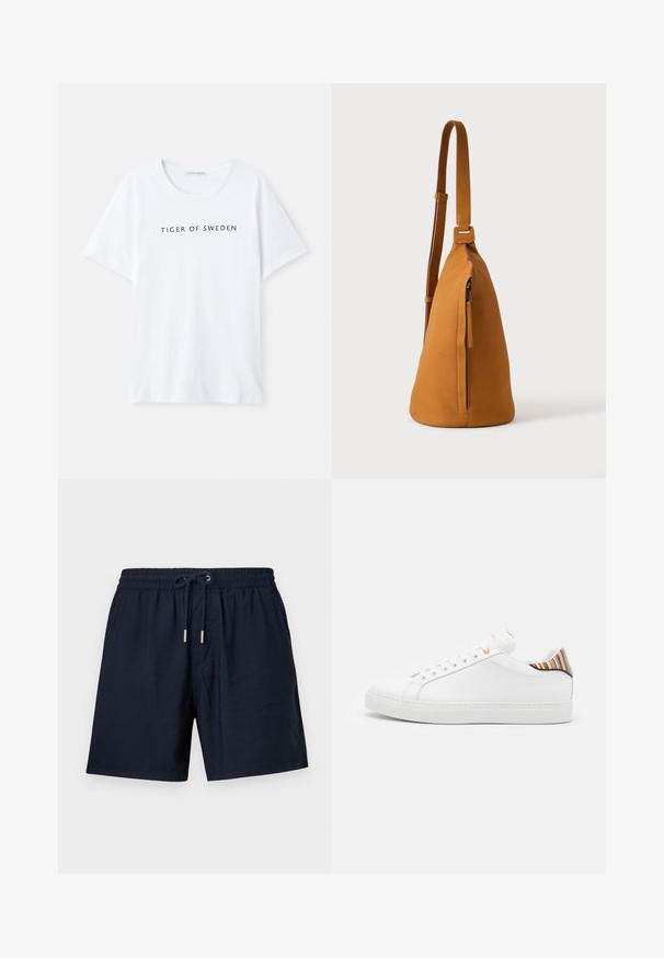 Weißes T-Shirt mit rundem Halsausschnitt und kurzen Ärmeln. Schwarzer Text mit der Aufschrift "TIGER OF SWEDEN" zentral auf der Vorderseite. Glatte Stofftextur.; Marineblaue Shorts aus leichtem Stoff, mit einem elastischen Bund und einem Zugband mit silbernen Metallenden sowie Seitentaschen.; Weiße Ledersneaker mit glatter Oberfläche, ausgestattet mit einem bunten gestreiften Akzent an der Ferse, goldener Öse und flacher weißer Sole.; Hellbraune Leder-Umhängetasche mit verstellbarem Trageriemen und vertikaler Reißverschlusstasche, von der Seite vor hellem, einfarbigem Hintergrund gezeigt.