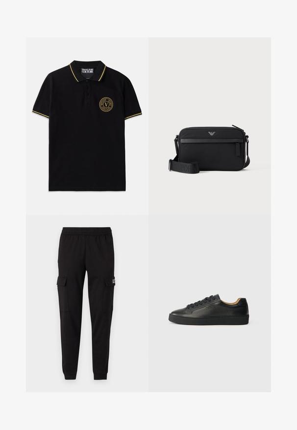 Sort polo-shirt lavet af bomuld med en krave med gule striber, to-knap lukning og et broderet rundt logo på venstre bryst.; Sorte cargobukser med elastisk talje, to sidelommer og logodetaljer på venstre side. Glat tekstur, der bliver smallere ved anklerne.; Sorte lavtop lædersneakers med tekstureret overflade, sorte snørebånd og tyk gummisål, vist fra siden på en lys baggrund.; Sort rektangulær crossbody-taske med lynlåslomme foran, justerbar rem og lille metallogo øverst i midten.