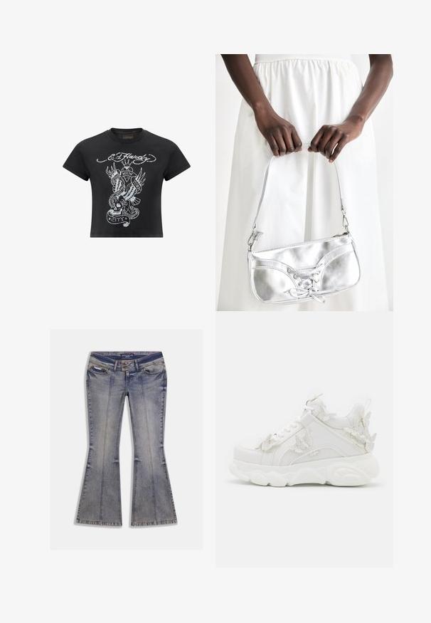 Zwart cropped t-shirt van katoen, met een grijze grafische print van een schedel, slang en vleugels, met het label "New York City."; Uitlopende spijkerbroek in lichtblauw met vervaagde plekken, voorzakken en contrasterende stiksels. Voorzien van een ritsvlieg en een merkband aan de taille.; Witte chunky sneaker met dikke zool en decoratieve 3D vlinderaccenten aan de zijkant, veters en hiel.; Zilveren metalen handtas met vetersluiting, met een strak ontwerp en een korte schouderriem. De tas wordt vastgehouden in de handen, waardoor de textuur goed tot zijn recht komt.