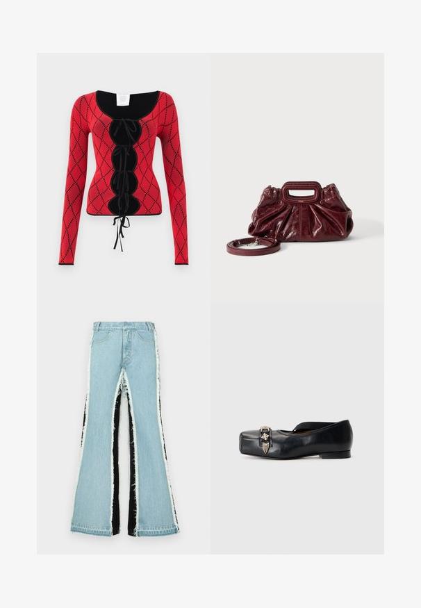 Haut à manches longues en tricot rouge avec un motif en losanges, des accents noirs, un col rond et un détail à lacets à l'avant avec des liens.; Jeans évasés bleu clair avec des panneaux latéraux noirs, bords effilochés et une taille haute. Comprend des poches standard et des passants de ceinture.; Chaussure plate en cuir noir avec un bout carré, sangle élastique et ornement métallique à l'avant, présentant une texture lisse et un talon minimal.; Petit sac à main en cuir rouge foncé avec texture froncée, poignée rectangulaire découpée pour la main et bandoulière détachable sur fond blanc.