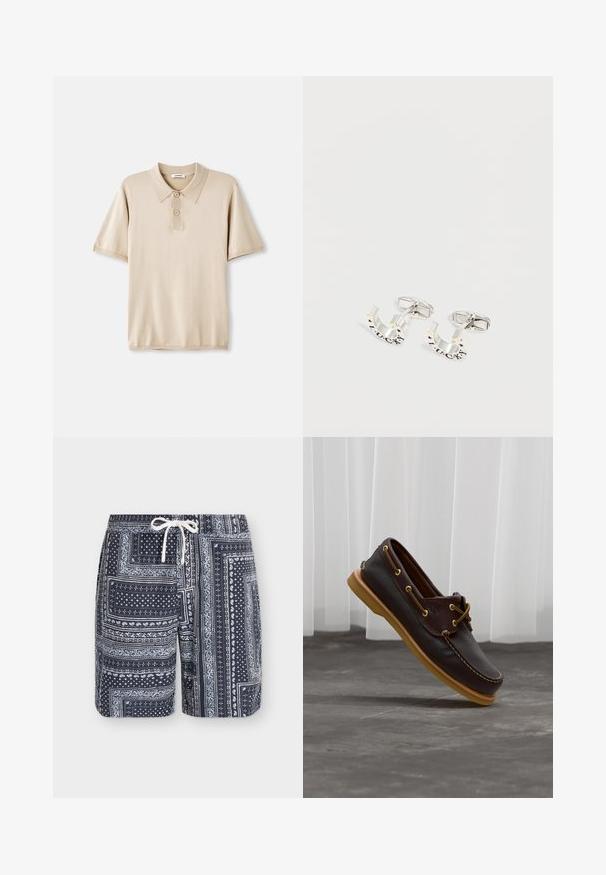 Beige polo skjorte med krave og tre-knaps lukning. Korte ærmer, blød tekstur og lige søm. Minimalistisk design.; Marineblå badeshorts med hvid paisley og geometrisk bandana mønster, med elastisk taljebånd og hvid snøre foran.; Mørkebrun læder bådsko med lysebrun sål og snøre detaljer, vinklet over en grå gulv med hvide gardiner i baggrunden.; Par sølv manchetknapper formet som hestesko med indgraveringen "LUCKY" og små stjernedetaljer på en ensfarvet hvid baggrund.