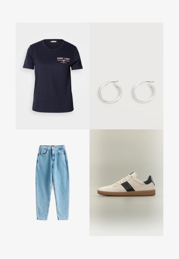 Donkerblauwe katoenen T-shirt met V-hals, korte mouwen, met witte en rode logotekst "GANT 1949" en designelementen op de linkerkant van de borst.; Lichtblauwe high-waist jeans van denim met een licht vervaagde afwerking. Voorzien van vijf zakken en een knoopsluiting in de taille.; Beige lage sneaker met witte veters, zwarte zijstreep en hielriem en bruine rubberen zool op een neutrale achtergrond.; Een paar middelgrote glanzende zilveren oorringen met dunne metalen sluitingen op een lichte neutrale achtergrond.