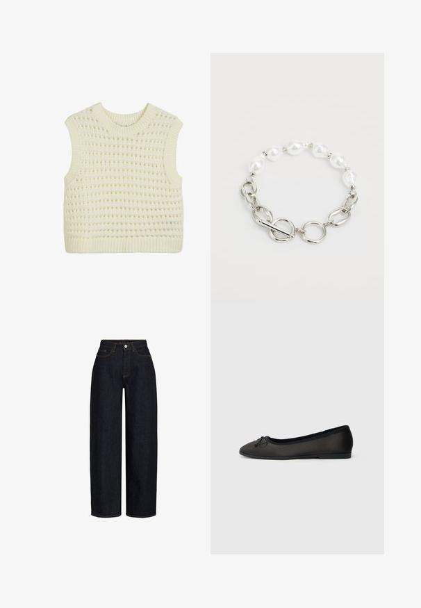 Ærmeløs strikket tanktop i creme, med et struktureret åbent vævemønster samt ribbede kanter ved hals og bund.; Mørkeblå vidde jeans med høj talje, der har forlommer, lynlås foran og kontrasterende syning. Glat tekstur.; Sorte ballerinaer med en glat mat finish, rundet tå og en dekorativ sløjfe foran. Har en lav, flad hæl.; Chunky sølv kædearmbånd kombineret med uregelmæssige hvide perler og en toggle-lukning på en hvid baggrund.
