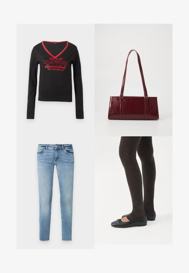 Sort langærmet skjorte med V-hals, rød kant ved halsudskæringen og fed rød trykt tekst med teksten "REPLAY CUSTOM Specialist Allentown, PA."; Lyseblå denimjeans med slank pasform, fem lommer, knaplukning og subtil falmning. Foret er let frynset.; Ben iført mørke ribbede leggings kombineret med sorte balletsko med små sløjfedetaljer på hvid baggrund.; Bordeaux håndtaske lavet af glansfuldt materiale, rektangulær form, med to skulderremme og subtile buede detaljer på forsiden.