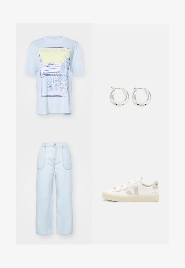 T-shirt bleu clair à manches courtes avec un imprimé graphique côtier représentant des feuilles de palmier, des montagnes et le texte 'COASTAL GOLD' en jaune et violet.; Jean large bleu clair en denim, avec une fermeture à bouton à l'avant, deux poches latérales et des détails de couture visibles.; Baskets blanches avec des bandes Velcro, accents en daim beige, semelle en caoutchouc texturée et logo V gris. Design minimaliste, forme arrondie.; Boucles d'oreilles en argent avec une finition polie, présentant une forme circulaire et une fermeture à charnière. Texture lisse avec un minimum de détails.