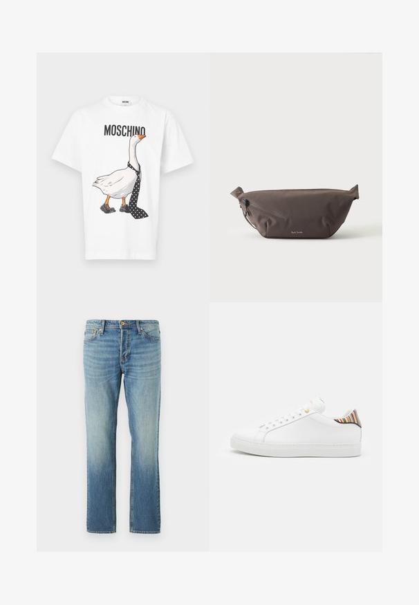 Λευκό βαμβακερό T-shirt με μια καρτούν πάπια που φοράει γραβάτα πουά και μαύρα παπούτσια. Πάνω από την εικονογράφηση είναι τυπωμένο το "MOSCHINO".; Ανοιχτού μπλε τζιν παντελόνι με ίσια γραμμή, με φθαρμένο φινίρισμα, χαλκωτές ραφές και κλασικό στιλ πέντε τσεπών.; Λευκό δερμάτινο παπούτσι με λείο φινίρισμα, που διαθέτει πολύχρωμη ριγέ λεπτομέρεια στη φτέρνα, χρυσό μεταλλικό στοιχείο και επίπεδη λευκή σόλα.; Σκούρο καφέ υφασμάτινη τσάντα μέσης με διαγώνια τσέπη με φερμουάρ και μικρό λευκό λογότυπο μπροστά, με φόντο μονόχρωμο ανοιχτό.
