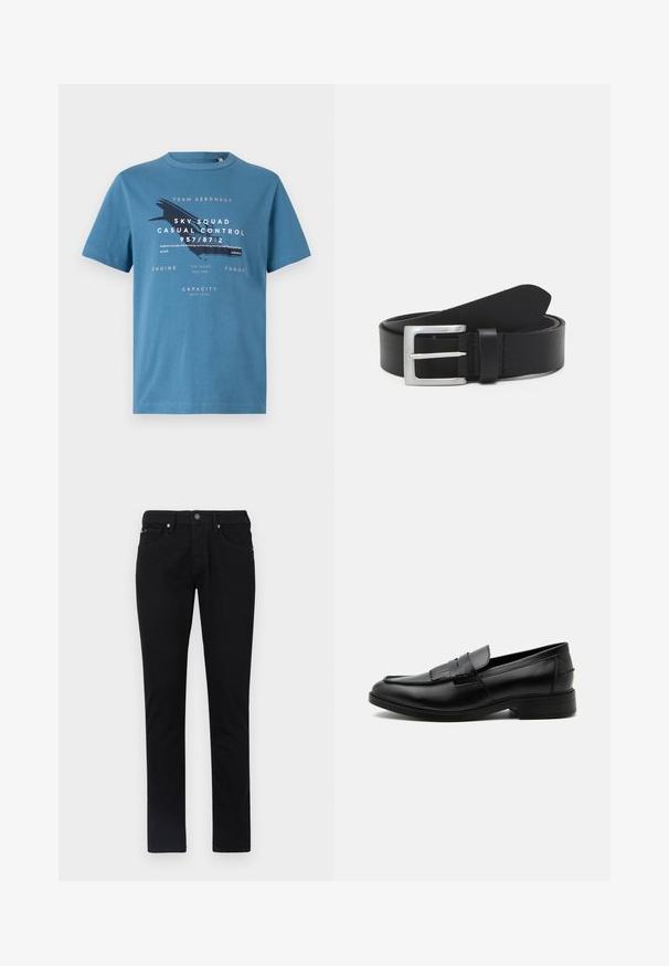 Blå bomulds t-shirt med korte ærmer, med grafisk tekst og et flydesign på forsiden. Rund hals og regular fit.; Sorte denim bukser, lige ben-design, med femlommes styling, en frontknaplukning, og en glat, ensartet tekstur.; Sort læder herre loafers med kvast detalje, rundet tå, lav hæl og glat poleret finish, vist fra siden på hvid baggrund.; Sort læderbælte med en glat overflade, sølv rektangulær spænde og en løkke til enden. Har pæne stikninger langs kanterne.