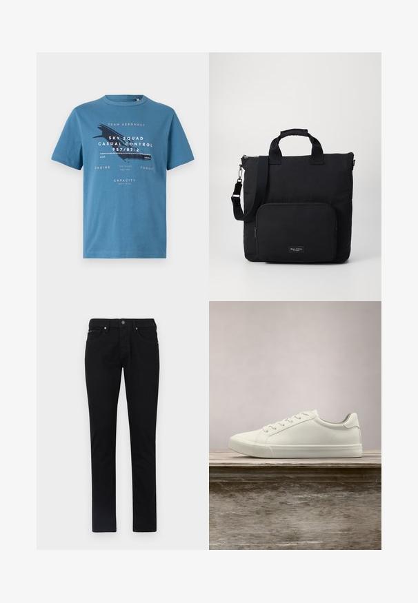 Blå bomulds t-shirt med korte ærmer, med grafisk tekst og et flydesign på forsiden. Rund hals og regular fit.; Sorte denim bukser, lige ben-design, med femlommes styling, en frontknaplukning, og en glat, ensartet tekstur.; Hvide snørresneakers svævende over en træbænk med grønne planter i baggrunden, der fremhæver skodesign og tekstur.; Sort nylon tote taske med to korte håndtag, en aftagelig skulderrem og en frontlomme med lynlås. Inkluderer et brandlogo mærke.