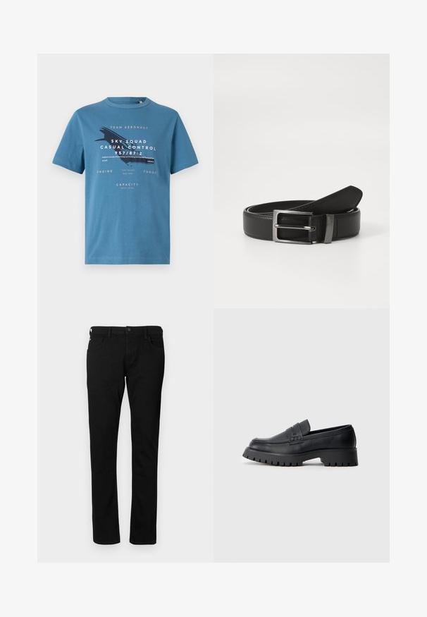 Blå bomulds t-shirt med korte ærmer, med grafisk tekst og et flydesign på forsiden. Rund hals og regular fit.; Sorte denim jeans med en slim fit, der har forlommer, bæltestropper og en knaplukning. Glat tekstur med en ensfarvet overflade.; Sorte læder loafers med en rund tå, prydet med en dekorativ rem og en kraftig gummisål med dybe riller for grip.; Sort læderbælte med en sølvmetal spænde, der har en glat overflade og et klassisk design. Bæltet er pænt foldet.