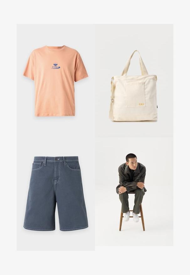 Perzikkleurig katoenen t-shirt met korte mouwen, een ronde hals en een blauw bedrukt logo met een peddelontwerp en de tekst "NY PADEL."; Donkerblauwe katoenen shorts met witte stiksels, vijf zakken en een knoopsluiting in de taille. Rechte pijpen, minimale details.; Jonge man in een donkere leren jas en spijkerbroek zit op een houten kruk, leunt naar voren met gekruiste armen en kijkt naar de zijkant tegen een witte achtergrond.; Crèmekleurige canvas boodschappentas met voorvak, twee handvatten, verstelbare schouderriem en kleine gele "O.N.S" tekst rechtsonder op het vak.