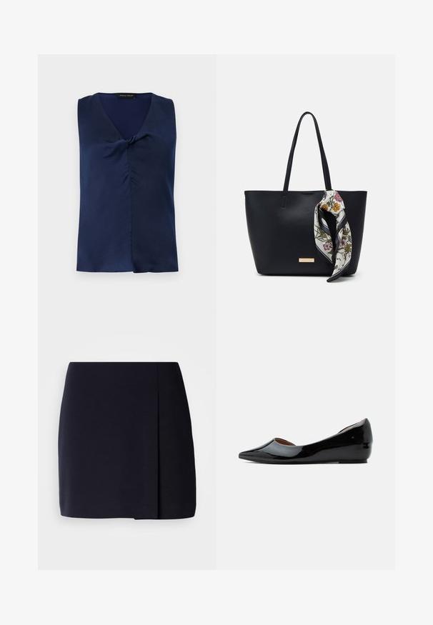 Blouse bleu marine sans manches avec col en V et détail subtil de torsion à l'avant, pliée soigneusement sur un fond clair uni.; Une mini-jupe noire à silhouette droite, fabriquée en tissu doux, avec un pli latéral pour un détail supplémentaire et un ourlet net.; Chaussure plate en cuir verni noir avec bout pointu et petit talon compensé, vue de profil sur fond uni.; Sac fourre-tout en cuir noir avec deux poignées, orné d'une écharpe en soie florale attachée à la poignée et d'un accent logo métallique à l'avant.