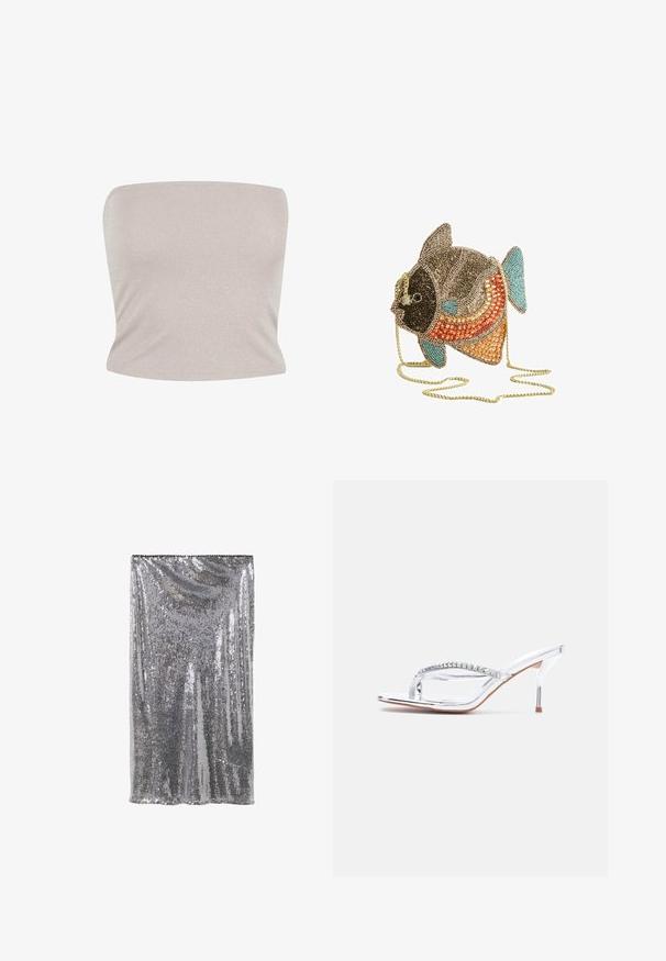 Bandeau top i lys beige strikket stof med subtil glans, der har en tætsiddende design og glat tekstur, med en lige udskæring.; Sølv paljettskørt med en glat tekstur og en tætsiddende silhuet, der reflekterer lys med en skinnende effekt. Kantlinjen er lige.; Sølv stiletto mule-sandal med tynd høj hæl og thongsnor pyntet med rhinsten på hvid baggrund.; Perlebesat, farverig håndtaske formet som en fisk med guldkæde som rem og lille gylden fiskevedhæng på remmen mod hvid baggrund.