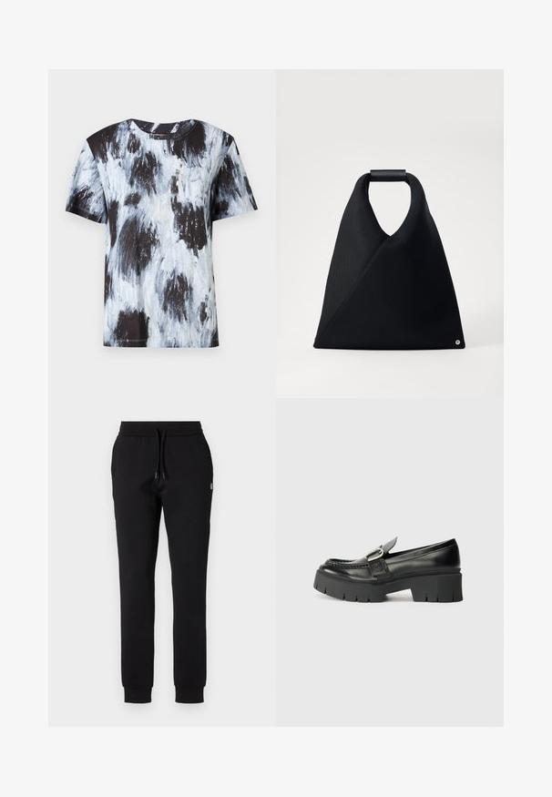 Camiseta de manga corta de patrón abstracto en negro y azul claro, con cuello redondo, hecha de algodón, que presenta un corte relajado y una textura suave.; Pantalones de chándal negros de tela suave, con cintura elástica y cordón ajustable, y piernas ajustadas con puños acanalados. Detalle de pequeño logotipo.; Mocasines de cuero negro con una suela de goma gruesa. Presentan un acento de hebilla y un detalle de costura a lo largo de la parte superior. Tacón plano.; Bolso tote negro con forma triangular, hecho de una tela texturizada, con un asa redondeada y un pequeño detalle decorativo en la parte inferior.
