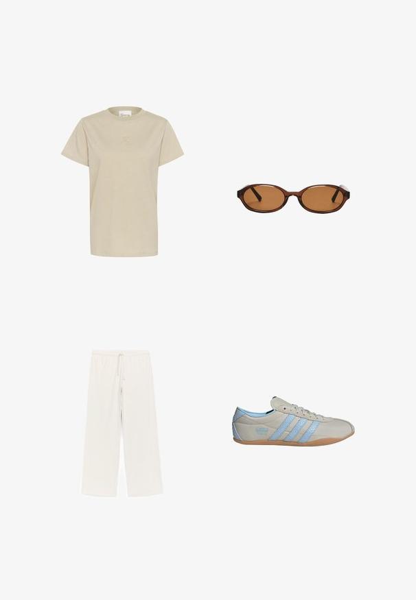 Helles beige T-Shirt mit kurzen Ärmeln aus weichem Stoff, mit rundem Halsausschnitt und einem dezenten, geprägten Logo auf der Brust.; Hellbeige Hosen mit weitem Bein aus einem weichen Stoff. Verfügt über einen elastischen Bund mit Kordelzug, glatte Textur und keine sichtbaren Muster.; Hellbeiger Adidas Tokyo Sneaker mit hellblauen Streifen und Besatz, Gummisohle und Schnürsenkeln, von der linken Seite gezeigt.; Braune ovale Sonnenbrille mit dünnem Kunststoffrahmen und passenden braun getönten Gläsern, dargestellt auf weißem Hintergrund.