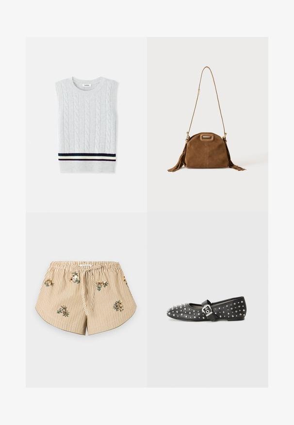 Lys grå ærmeløs sweater med et kabelstrikket mønster og en stribet ribkant i marineblå, grøn og creme. Blød tekstur.; Beige og hvide stribede shorts med elastisk talje, bindebånd foran, buet kant og små blomsterbroderier spredt på stoffet.; Sorte flade sko prydet med sølvnitter, med en rem med spænde. Skoen har en spids tå og en lav hæl.; Brun ruskind skuldertaske med lang rem, rektangulært håndtagsudskæring og kvastdetaljer på siderne mod hvid baggrund.