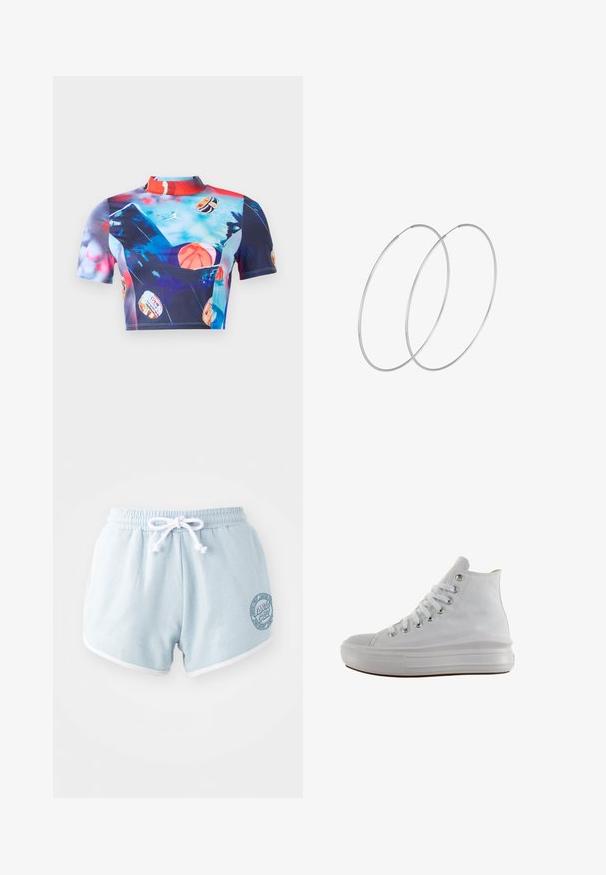 Korte mouw cropped top van rekbare, gladde stof met een levendige meerkleurige print met basketbalmotieven en een ontwerp met hoge kraag.; Lichtblauwe shorts van zachte stof met een witte trekband, voorzien van witte afwerking en een ronde logopatch aan de zijkant.; Witte hoge canvas sneaker met witte veters, metalen oogjes, dikke rubberen zool en gestructureerde neuskap, naar links gericht op een witte achtergrond.; Zilveren hoepel oorbellen met een minimalistisch ontwerp. Cirkelvormig, gladde textuur en dun profiel. Lichtgewicht met een gepolijste afwerking.