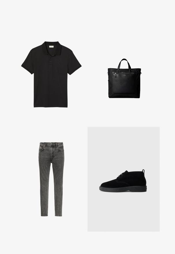 Sort polo t-shirt med korte ærmer, to knapper og lille broderet Calvin Klein-logo på venstre bryst.; Slim-fit, falmet sort denim jeans med fem lommer, bæltestropper og knaplukning ved taljen, vist forfra på en hvid baggrund.; Sorte ruskindsankelstøvler med rund tå, snørebåndsdesign, sort gummisål og en sløjfe bag på for nem påtagning.; Sort taske med dobbelte håndtag, stor læderlomme foran med lynlås og diskret Calvin Klein-logo midt på lommen.