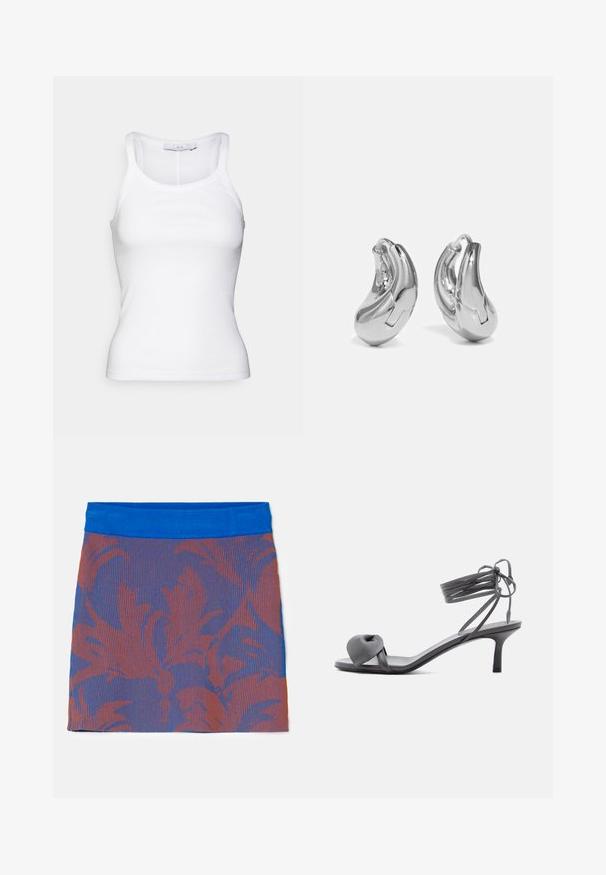 Débardeur en coton blanc avec un design ajusté, texture côtelée et bretelles étroites. Bords sans couture au niveau de l'encolure et de l'ourlet.; Jupe à côtes avec une ceinture bleue, ornée d'un motif floral dans des tons orange et bleu foncé sur un fond texturé.; Sandale à talon en cuir gris avec une bride nouée sur les orteils et des lacets enroulants autour de la cheville, sur un talon moyen et fin, sur fond blanc.; Boucles d'oreilles en argent en forme de créoles avec une finition incurvée et brillante, et un design sans couture. Équipées d'une fermeture à charnière pour un port sécurisé.