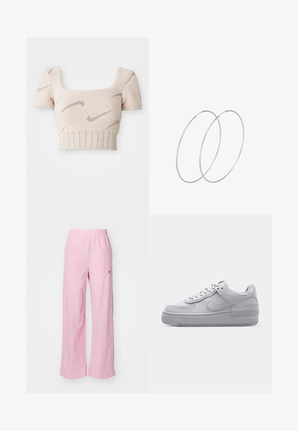 Korte mouwen, cropped top in zachte, gestructureerde stof. Lichtroze kleur met bruine, golfachtige patronen. Vierkante halslijn en ribbelzoom.; Roze elastische taillebroek met een ontspannen pasvorm. Heeft een rood logo aan de linkerkant en een gladde, lichte textuur.; Grijze Nike Air Force 1 sneaker met geperforeerde neus, glad leren bovenwerk, dikke zool en verhoogde 'AIR' details op de hiel.; Zilveren hoepel oorbellen met een minimalistisch ontwerp. Cirkelvormig, gladde textuur en dun profiel. Lichtgewicht met een gepolijste afwerking.