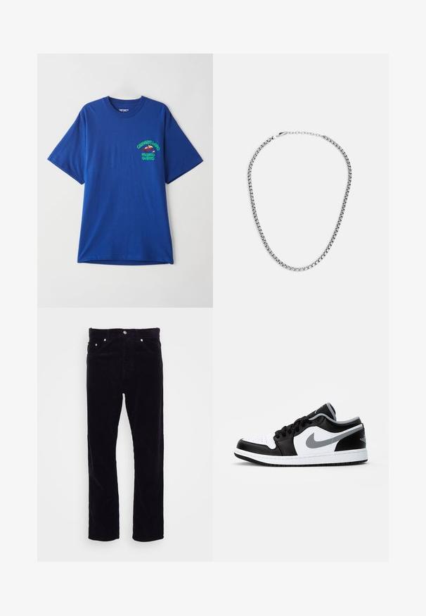 Blauw katoenen T-shirt met korte mouwen, voorzien van een bedrukt ontwerp op de linkerborst in groen en rood, met de tekst "Carhartt WIP" en "Pronto Subito".; Carhartt WIP NEWEL PANT - Broek - dark navy; Jordan AIR JORDAN 1 - Sneakers laag - black/particle grey-white; Fossil JEWELRY NECKLACE - Ketting - silver-coloured