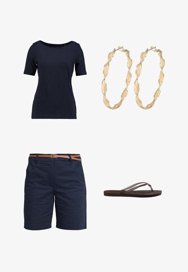 Mørkeblå kortærmet t-shirt lavet af bomuld. Har en rund halsudskæring og en afslappet pasform med sideudskæringer for bedre bevægelsesfrihed.; Mørkeblå bomulds shorts med en glat tekstur, udstyret med et brunt læderbælte og en klassisk lige benudskæring. Ingen synlige mønstre eller dekorationer.; Brun gummiflips med tekstureret sål og tynde remme med lille dekorativt metal-detalje på siden.; Guldtonede snoede hoop øreringe med en tekstureret overflade og en sikker lås. Designet har svungne mønstre, der skaber dybde.
