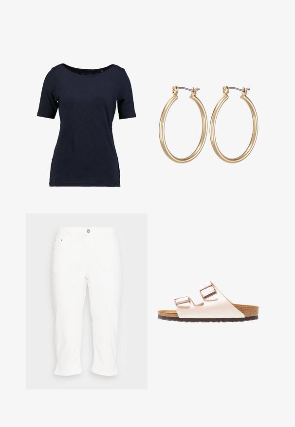 Marineblauwe t-shirt met korte mouwen, gemaakt van katoen. Heeft een ronde halslijn en een relaxte pasvorm met zijsplitten voor betere bewegingsvrijheid.; Kaffe KAZELINA - Straight leg jeans - chalk; Witte leren sandalen met twee verstelbare bandjes en metalen gespen, kurken voetbed en een donkere rubberen zool. Vlak ontwerp.; Gouden metalen ring oorbellen met een glad, rond ontwerp en een veilige scharnier sluiting. Lichtgewicht met een gepolijste afwerking.