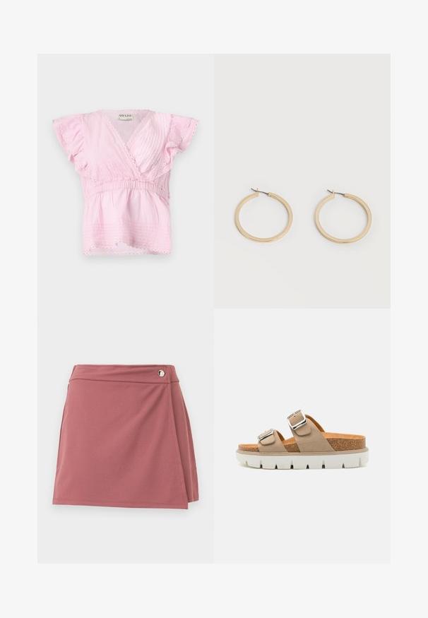 Rosa Kurzarmoberteil mit Wickeldesign, strukturierten Falten und Spitze entlang des Ausschnitts und der Ärmel. Elastischer Bund für eine gute Passform.; Kurzer Wickelrock in staubigem Rosé mit kleinem silbernen Knopf nahe dem Taillenbund vor schlichtem hellem Hintergrund.; Beige Riemchensandalen mit zwei verstellbaren Riemen, Korkzwischensohle und weißer gummierter Außensohle mit einer strukturierten Musterung.; Paar mittelgroße, glatte Creolen in Goldton mit Scharnier-Verschlüssen auf einem einfarbigen hellen Hintergrund.