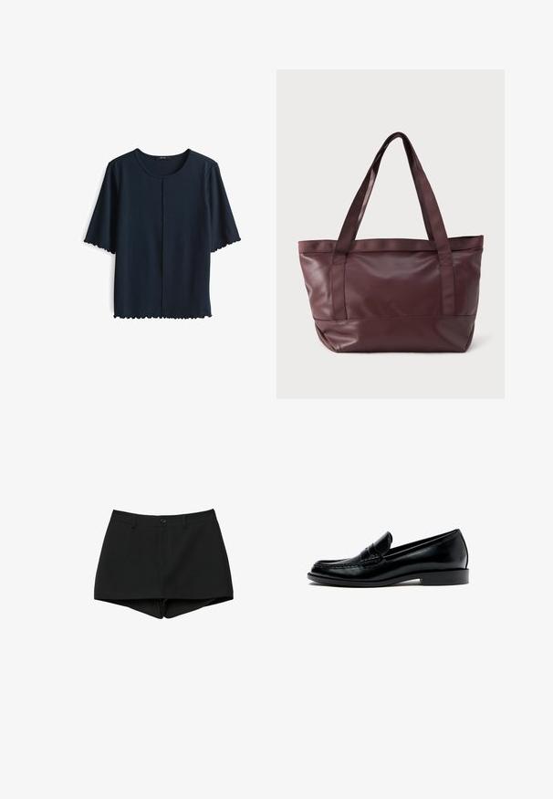 Marineblaues Kurzarm-Oberteil aus weichem Stoff, mit rundem Halsausschnitt und gewelltem Saum an den Ärmeln und dem unteren Rand.; Schwarze High-Waist-Shorts mit Gürtelschlaufen, einem Knopfverschluss und einem verdeckten Reißverschluss, entworfen mit einem leicht abgerundeten Saum.; Schwarzer Leder-Pennyloafer mit niedrigem Absatz, abgerundeter Spitze und sichtbaren Nähten entlang der oberen Kante, seitlich auf weißem Hintergrund dargestellt.; Große dunkelbraune Leder-Tote-Tasche mit zwei Stoff-Schulterträgern und dezent geprägtem Markennamen auf der Vorderseite.