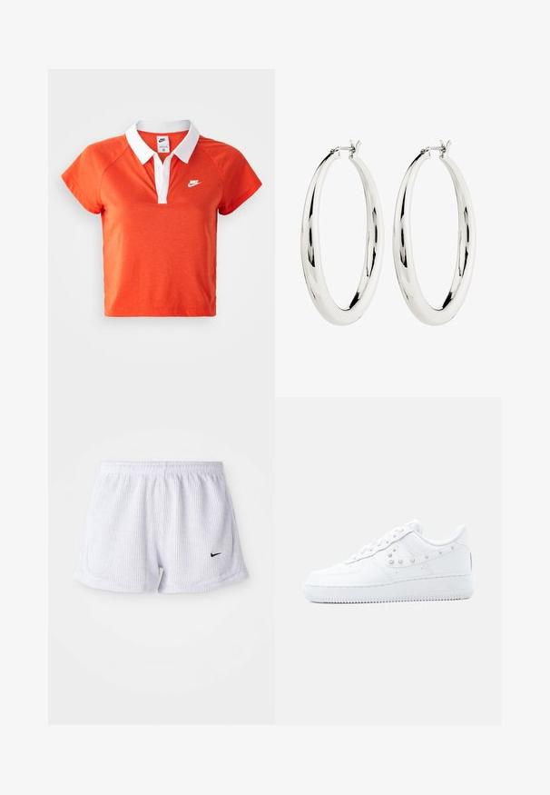 Oranje poloshirt met een witte kraag, korte mouwen en wit Nike-logo op de linkerborst. Gemaakt van een zachte katoenen mix.; Witte, geribbelde sportshorts met een elastische tailleband en een klein zwart Nike-logo aan de linksonderzijde. Eenvoudig, minimalistisch ontwerp.; Witte Nike Air Force 1 sneaker met gespikkelde Swoosh-detail en dikke zool, afgebeeld tegen een effen lichtgrijze achtergrond.; Zilveren creool oorbellen met een gladde, reflecterende oppervlak. Ronde, grote vorm met een veilige sluiting aan de bovenkant. Gepolijste afwerking toont de glans.