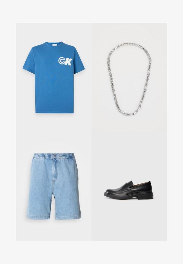 Blaues Baumwoll-T-Shirt mit kurzen Ärmeln und Rundhalsausschnitt, mit weißem "CK"-Logo auf der linken Brust. Glatte Textur, reguläre Passform.; Helle blaue Jeansshorts mit elastischem Bund, vorderem Knopfverschluss, seitlichen Taschen und geradem Schnitt. Mittlere Oberschenkel-Länge.; Schwarze Leder-Pantoletten mit niedrigem Absatz und dezentem Calvin Klein-Logo an der Seite, im Profil vor einem weißen Hintergrund dargestellt.; Calvin Klein ASPIRE - Halskette - silver-coloured