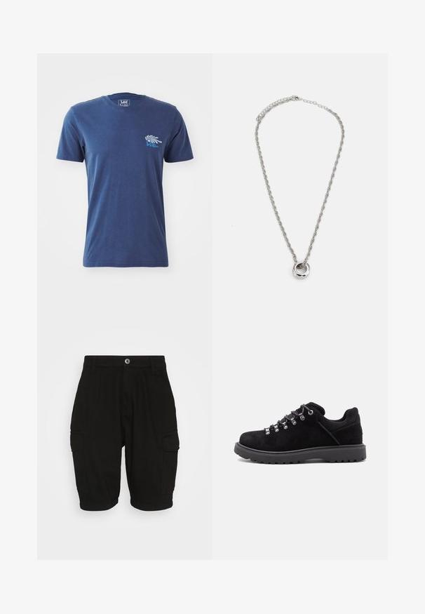 Navyblauwe katoenen T-shirt met korte mouwen, ronde halslijn en een grafisch ontwerp van een hand met tekst op de linkerborst.; Zwarte cargoshorts van katoen met een rechte snit, voorzien van twee zijzakken en een knoopsluiting aan de voorkant.; Zwarte suède wandelschoen met dikke rubberen zool en metalen oogjes, gestrikt met grijze veters op een witte achtergrond.; Zilverkleurige metalen ketting met een gedraaide schakeldesign en een ronde hanger met een gepolijste afwerking.