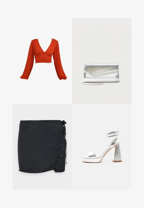 Červený dlhý rukáv, crop top s hlbokým V-výstrihom a plisovanými rukávmi. Vyrobený z mäkkej, elastickej látky s hladkou textúrou. Žiadne viditeľné vzory.; Čierna plavecká sukňa s viazaním, vyrobená z ľahkej látky. Obsahuje bočné zapínanie a hladkú textúru.; Strieborná metalická sandála na vysokom podpätku s remienkom na členok, blokovým podpätkom a otvorenou špičkou na jednoduchom svetlom pozadí.; Lesklá strieborná kabelka s obálkovým chlopňovým uzáverom a dekoratívnym lemom, malý strieborný reťazový remienok, na jednoduchom svetlom pozadí.