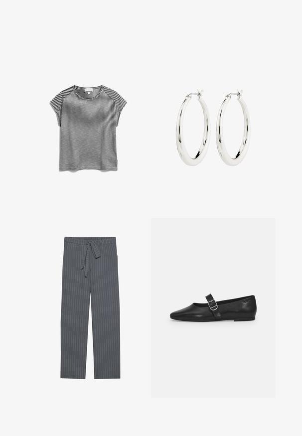 Gestreiftes Kurzarm-T-Shirt in Schwarz und Weiß mit Rundhalsausschnitt, leichtem Stoff und geradem Schnitt, mit Raglanärmeln.; Graue Nadelstreifen-Hosen mit elastischem Bund, Bindegürtel und lockerer Passform. Hergestellt aus einem glatten Stoff, haben sie vertikale Streifen.; Schwarzer Lederflatschuh mit runder Zehenform, einem verstellbaren Schnallenriemen und einer glatten, glänzenden Oberfläche. Minimalistisches Design mit einem niedrigen Absatz.; Silberne Creolen mit einer glatten, glänzenden Oberfläche. Kreisform, ausgestattet mit einem sicheren Verschluss. Einfaches und elegantes Design.
