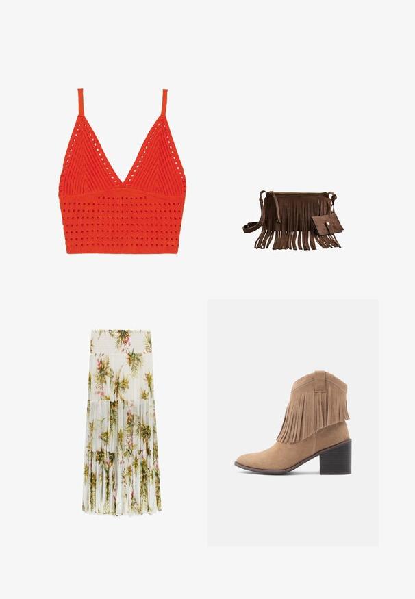 Top de sujetador de punto rojo con cuello en V, tirantes finos, patrón texturizado con agujeros y una banda ajustada en la parte inferior.; Falda maxi plisada blanca con estampado floral tropical en verde y rosa y una amplia cinturilla fruncida.; Bota de ante color tan con punta redondeada y parte superior con flecos. Cuenta con un tacón ancho de altura media y un diseño robusto con un detalle de asa en la parte trasera.; Bolso bandolera de ante marrón con detalles de flecos largos y una cartera pequeña a juego, ambos con herrajes en tono dorado.