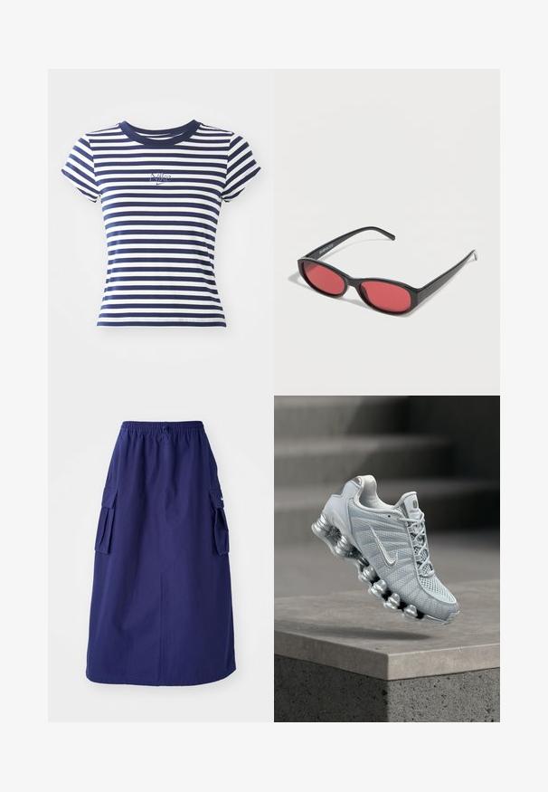 Námornícky a biely pruhovaný tričko, z bavlnenej zmesi, s krátkymi rukávmi, okrúhlym výstrihom, so malým vyšívaným logom Nike na prednej strane.; Námornícky modrá sukňa strednej dĺžky s elastickým pásom, ktorá má dve bočné cargo vrecká a minimálnu logotlač. Hladká textúra látky.; Svetlosivá bežecká topánka Nike s odpruženou pružinovou podrážkou vznášajúca sa nad betónovým okrajom, rozmazané pozadie schodiska.; Čierne oválne slnečné okuliare s tenkými ramenami a červenými tónovanými šošovkami ležia na bielom povrchu.