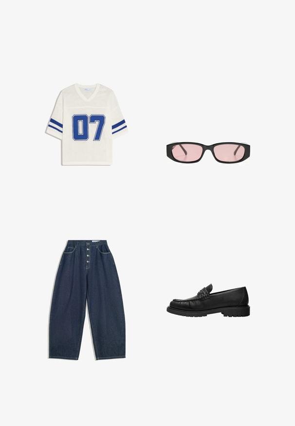 Haut en maille à manches courtes blanches avec col en V, doubles rayures bleues sur les manches et grand numéro "07" bleu sur le devant.; Pantalons en denim bleu foncé à jambes larges avec une taille haute, fermeture à cinq boutons et cinq poches. Présente des accents de couture sur les coutures.; Mocassin en cuir noir avec dessus cousu, détail de bride cloutée et semelle épaisse à crampons, présenté en profil latéral sur fond blanc.; Lunettes de soleil rectangulaires noires avec des verres étroits teintés de rose reposant sur une surface blanche.