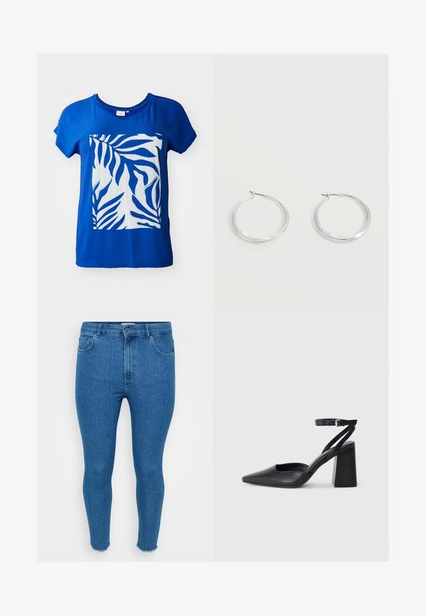 Blå kortærmet T-shirt med et stort hvidt zebra-bladtryk foran. Glat stof med en afslappet pasform og V-hals-design.; Smal blå denimjeans med høj talje, fem-lommer-design og rå kant. Materialet ser glat ud med let falmning på lårene.; Sort læder spidse pumps med ankelrem og en chunky hæl. Flad tekstur, slankt design og minimalistisk æstetik.; Sølvfarvede metaloorringe med glat, let buet overflade og låsemekanisme på en ensfarvet hvid baggrund.