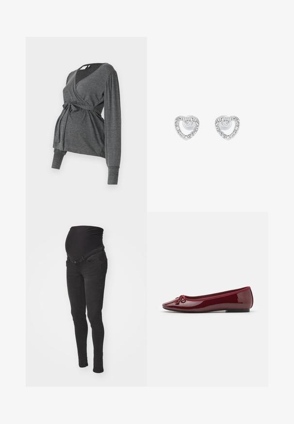 Grå, langærmet indpakningsbluse lavet af blødt materiale, med v-hals og bindebånd i taljen. Ærmerne har en let puffdetalje.; Sorte graviditetsjeans med en blød, strækbar talje, slim-fit design og to frontlommer. Fremstillet af denim med en glat overflade.; Balletflader i blank bourgogne patentlæder med rund tå, en dekorativ sløjfe og en lav sort sål.; Et par sølvfarvede hjerteformede stud øreringe udsmykket med små klare krystaller på en hvid baggrund.